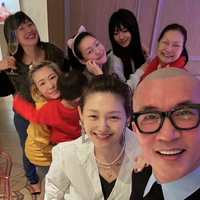 大S最近才露面，没想到今被证实过世。（大S脸书）