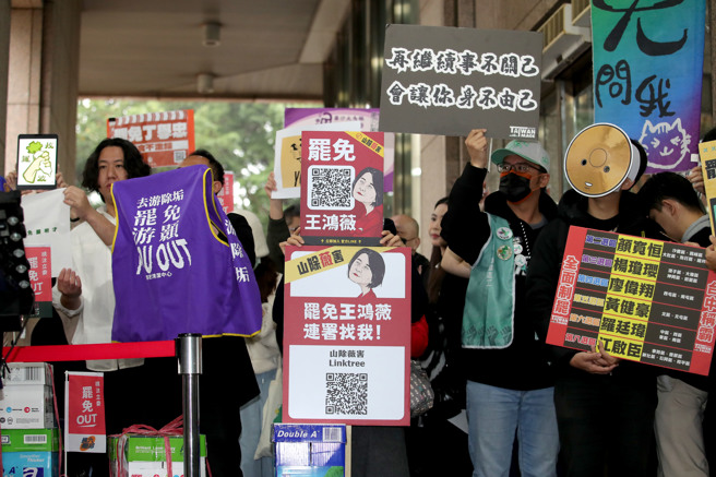 全台罢免团体3日在联电创办人曹兴诚的陪同下，前往中选会递交罢免选区立委提议连署书，呼吁公民一起站出来罢免国民党立委。（黄世麒摄）