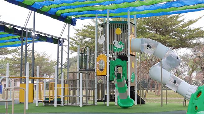 台南市下营区首座特色游戏场今（3）日在文小二运动公园启用，游戏场结合白鹅、红桑葚、黑豆及白柚下营四宝意象。（台南市政府提供／张毓翎台南传真）