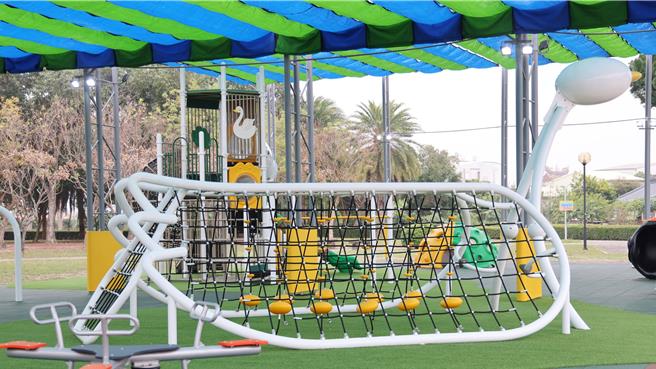 该座特色游戏场设置电动遮阳网和灯光照明，白天为孩子们防晒，晚上也能玩游具。（台南市政府提供／张毓翎台南传真）