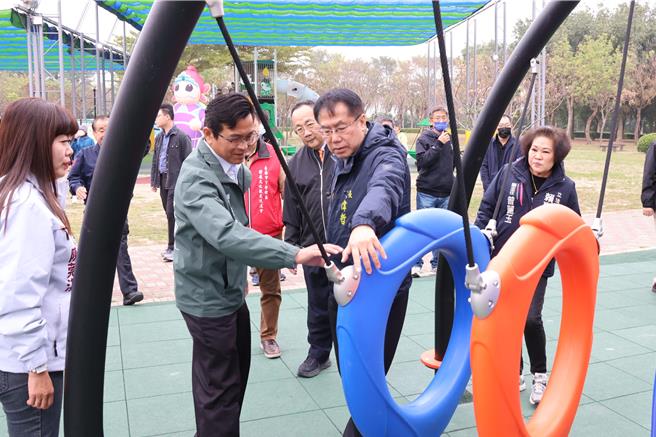 下营文小二公园特色游戏场今天上午启用，市长黄伟哲（左三）、市议员尤荣智、陈秋宏（左二）和许多乡亲到场见证。（台南市政府提供／张毓翎台南传真）