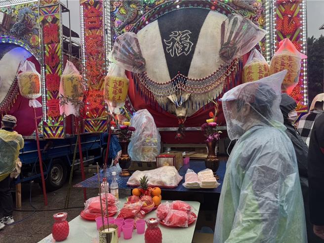 新北市三峡赛神猪祭今（3）日在祖师庙登场，壹等奖为刘心正所养神猪，重达1221台斤。（柯毓庭摄）