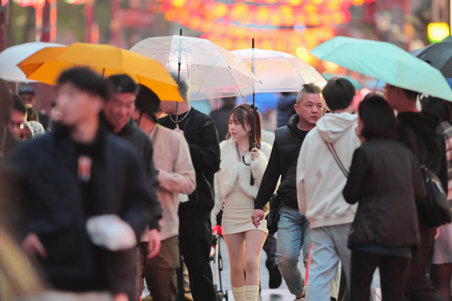 開工日冷氣團報到，全台越晚越冷，今晚至明晨低溫下探8度。（郭吉銓攝）