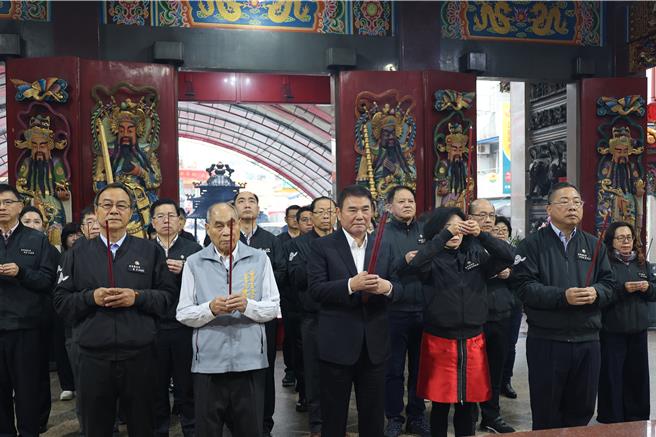 苗栗縣長鍾東錦3日一早率領縣府各局處首長，前往苗栗市玉清宮參拜祈福。（謝明俊攝）
