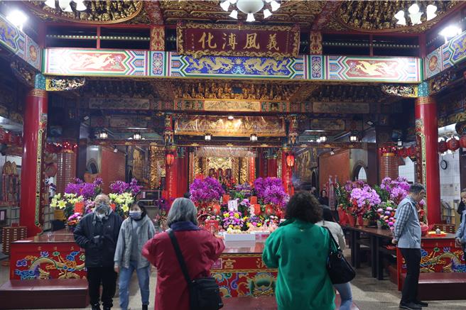 苗栗市玉清宮3日一早就有大批信眾前往祈福開工順利。（謝明俊攝）