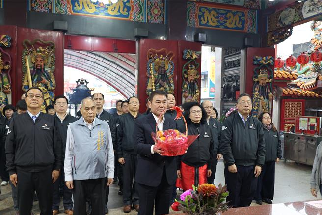 苗栗縣長鍾東錦3日一早率領縣府各局處首長，前往苗栗市玉清宮參拜祈福。（謝明俊攝）