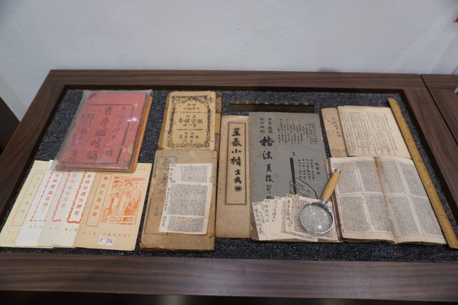 現場展示之「清代學子手抄四書五經的讀冊紙、清末光緒年間《省身鑑續編》、《忠孝集》。(照片/臺北市政府教育局提供)