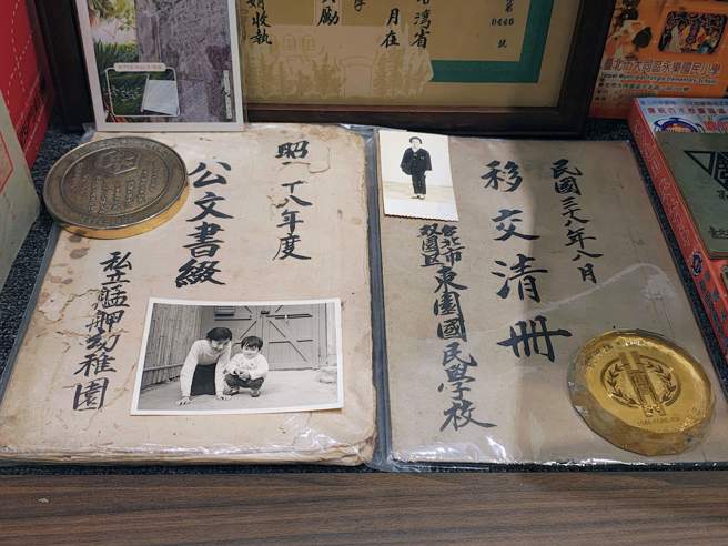 現場展示之1940年代私立艋舺幼稚園公文書綴、1949年《臺北市雙園區東園國小移交清冊》。(照片/臺北市政府教育局提供)