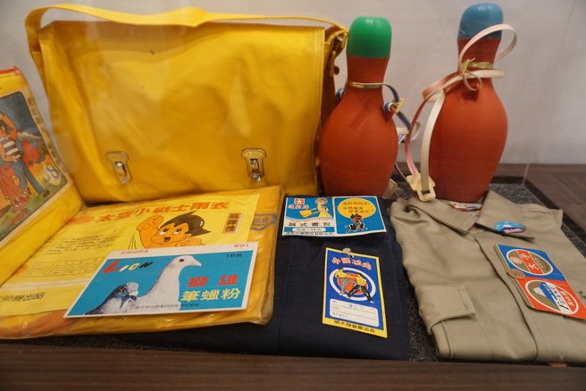 現場展示之1950至1960年代的書包、雨衣、學生制服。(照片/臺北市政府教育局提供)