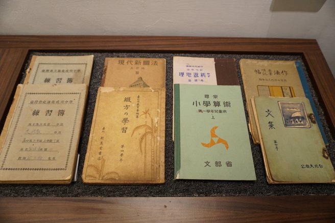 現場展示之日治時期公學校與小學校的各式教科書。(照片/臺北市政府教育局提供)