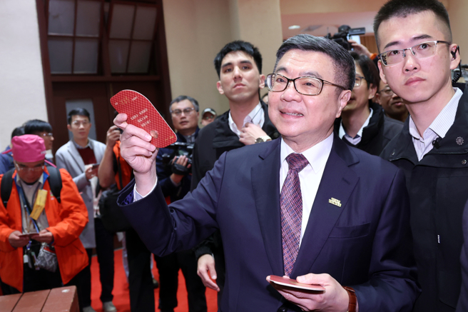  行政院长卓荣泰3日出席「行政院114年新春团拜」，整个会场空荡荡，只挂着简单的「行政院新春团拜」的布条。院长致词时跟大家道歉，今年只能徒手跟大家拜年，连简单的茶点都没了，不过我们会努力，希望端午节可以补上。（邓博仁摄）