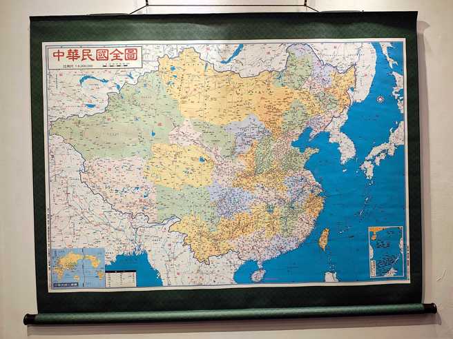 現場展示之1945年以前之中華民國秋海棠地圖(為民國64年內政部審定發行老地圖之復刻版)。(照片/臺北市政府教育局提供)