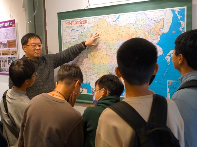 鄉土教育中心張欽鵬主任為參觀學童進行導覽解說。(照片/臺北市政府教育局提供)