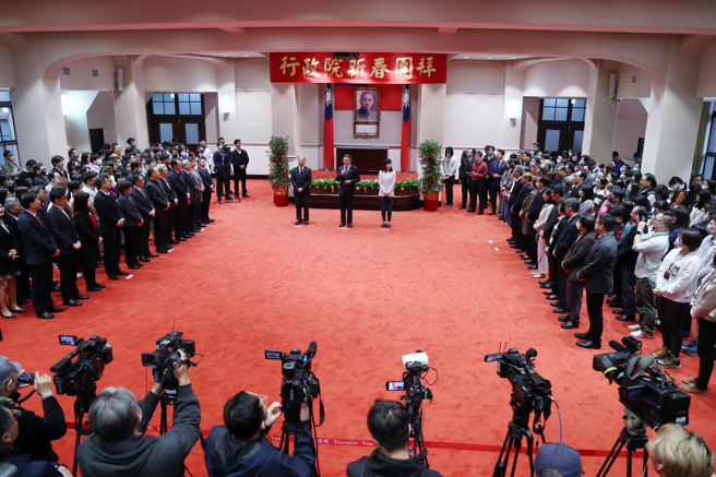 行政院长卓荣泰3日出席「行政院114年新春团拜」，整个会场空荡荡，只挂着简单的「行政院新春团拜」的布条。院长致词时跟大家道歉，今年只能徒手跟大家拜年，连简单的茶点都没了，不过我们会努力，希望端午节可以补上。（邓博仁摄）