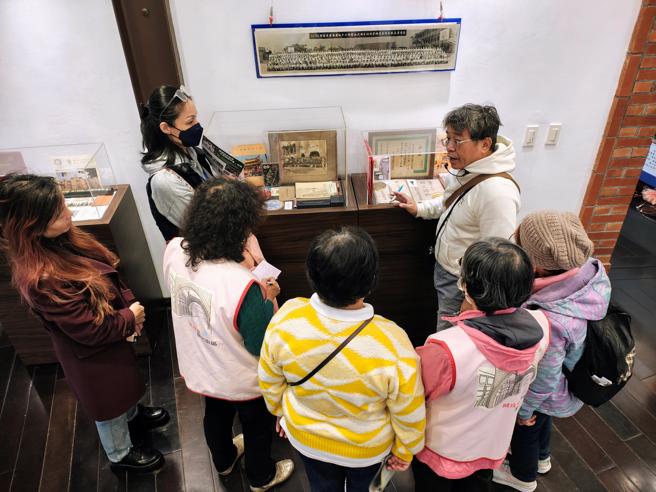 策展人高傳棋老師現場導覽解說。(照片/臺北市政府教育局提供)