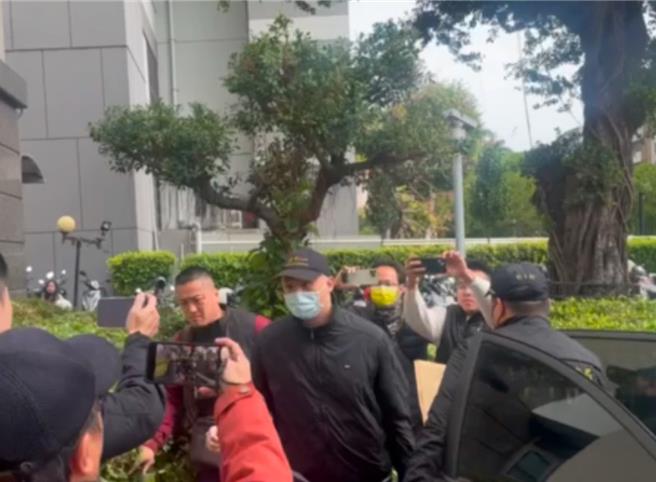 台中市5億高中生案賴姓高中生的配偶夏姓男子因被控假結婚遭判刑1年6月確定，3日到台中地檢署報到。（馮惠宜攝）