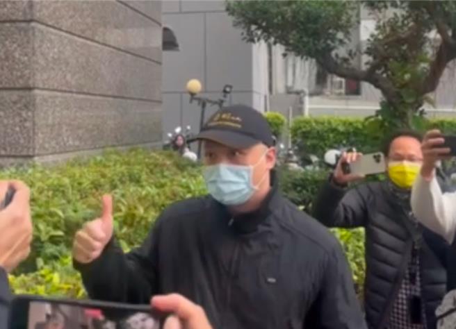 台中市5億高中生案賴姓高中生的配偶夏姓男子因被控假結婚遭判刑1年6月確定，3日到台中地檢署報到。（馮惠宜攝）