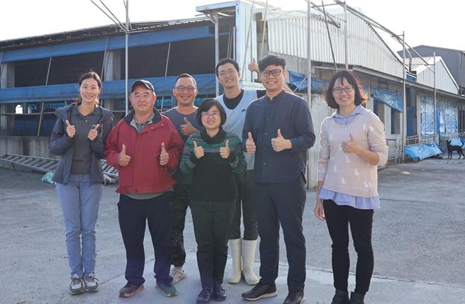 青年局副局長汪小芬（中）率同仁參訪位在阿蓮區的畜牧場，與「合宇興」負責人黃聰圍（右2）及豬舍飼主（左2、3）合影。（圖／高市府青年局）