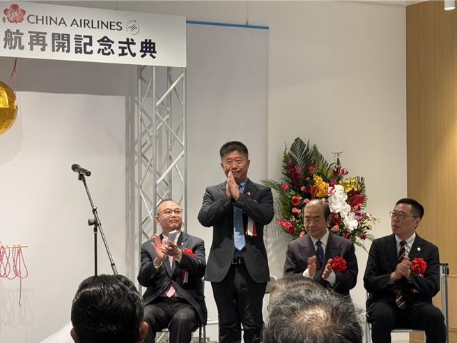 有意角逐下届高雄市长的民进党立委许智杰近年替高雄小港机场争取多条航线，其团队执行长许智善3日率队搭乘高雄-熊本首航班机，并带着高雄市长陈其迈嘱咐的高雄熊纪念品前往日本推动城市外交。（许智杰团队提供／洪浩轩高雄传真）