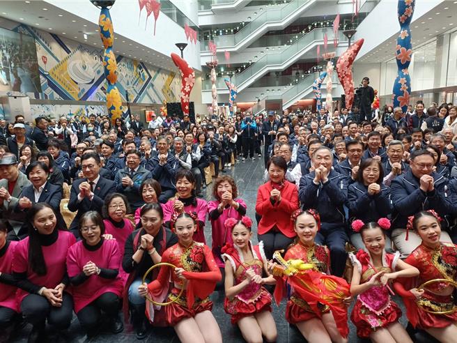 台中市府3日舉行新春團拜，市長盧秀燕率領市府一級主管同慶。（陳淑娥攝）