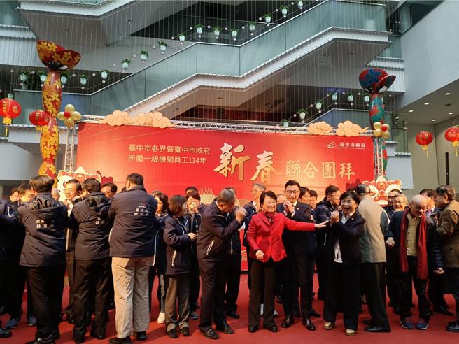 台中市府3日舉行新春團拜，市長盧秀燕率領市府一級主管同慶。（陳淑娥攝）