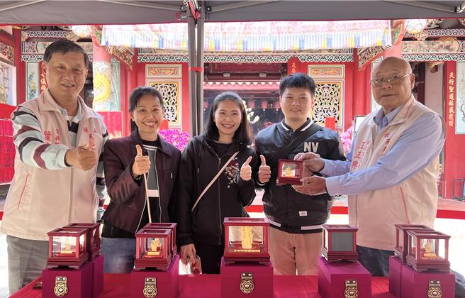 旗山天后宮在蛇年開春迎來財神，舉辦「黃金財神爺、五色筊擲筊活動」，迎回財神爺的信眾與廟方合影。（廟方提供／林瑞益高雄傳真）