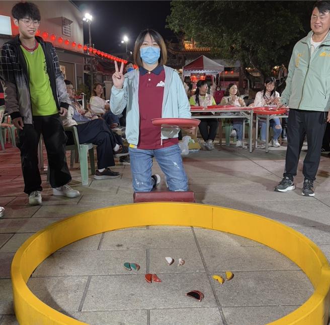 旗山天后宮在蛇年開春迎來財神，舉辦「黃金財神爺、五色筊擲筊活動」，一名信眾幸運擲出五色筊。（廟方提供／林瑞益高雄傳真）