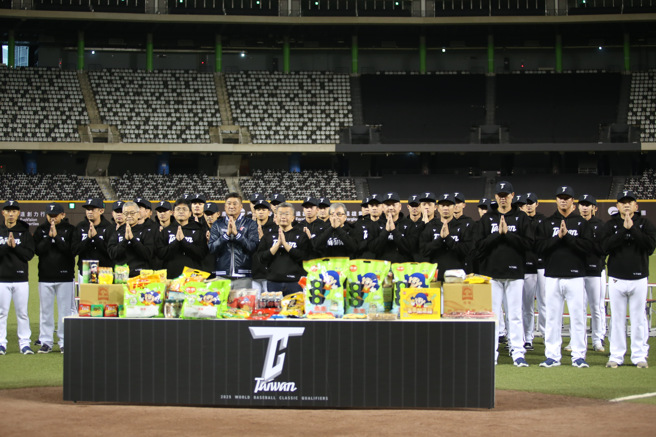 中华队在开训典礼双手合十鞠躬祈福。（李弘斌摄）