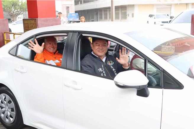 今年最大幸运儿江进忠与港口宫主委陈庆堂坐上新车试乘，表情相当开心。（吕妍庭摄）