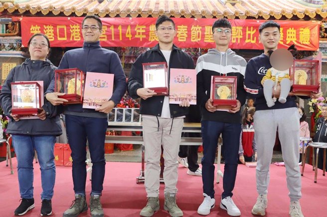 嘉义县东石港口宫过年期间举办搏金妈祖、搏iPhone、搏汽车等活动，今举行颁奖典礼，金妈祖得主开心请回10多万元妈祖神尊。（吕妍庭摄）