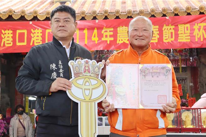 今年最大幸运儿江进忠感谢妈祖赐福，车子会给儿女开，让他们载他们夫妻俩出去玩。（吕妍庭摄）