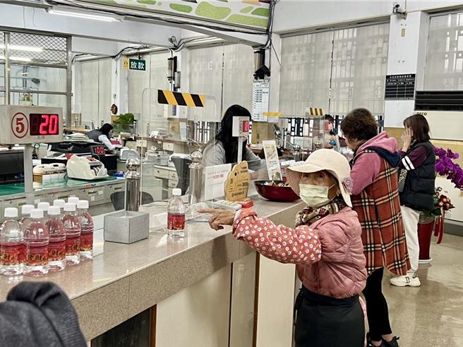 草屯镇农会表示，大部分客户在开工第一天来信用部存钱并拿发财水，象徵钱入财库。（杨静茹摄）