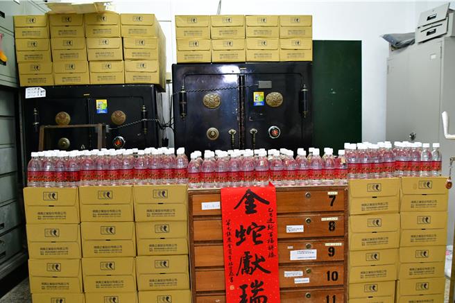 草屯镇农会开工日将睡在金库9天吸满财气的发财水，搬出金库并与客户分享。（草屯镇农会提供／杨静茹南投传真）