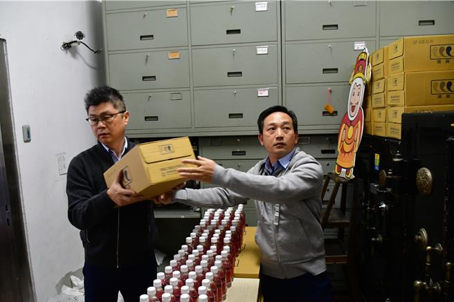 草屯镇农会开工日将睡在金库9天吸满财气的发财水，搬出金库并与客户分享。（草屯镇农会提供／杨静茹南投传真）