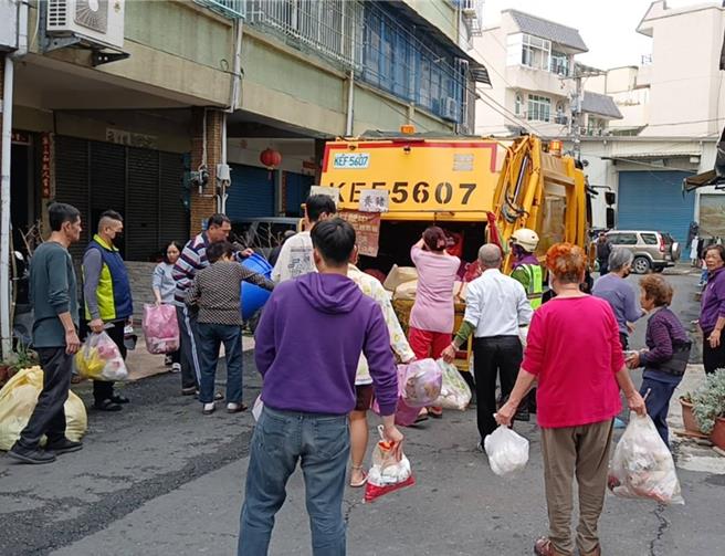 为了纾解春节9天连假的家户垃圾，高市府环保局将于3日中午12时起，加强原高市及凤山区日间垃圾清运工作，再接续晚间正常垃圾清运，让民眾能有充裕时间排出家中垃圾。（高市府环保局提供／洪浩轩高雄传真）