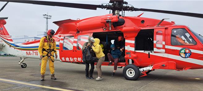 高雄近日天气不稳传出多起人员受困山区案件，其中6人今日经直升机吊挂成功救援。（空勤总队提供／任义宇高雄传真）