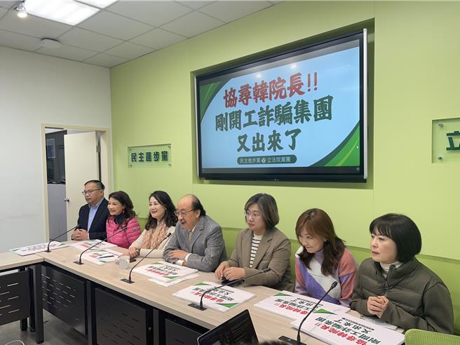 民进党团今召开记者会。（杨亚璇摄）