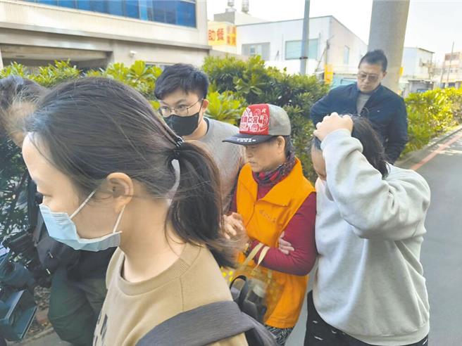 台中清泉岗基地空军三联队21日发生41岁胡姓女士官长遭IDF经国号战机发动机吸入，当场死亡。胡母（中排右二戴帽者）悲痛认尸，希望军方追查真相。（资料照）