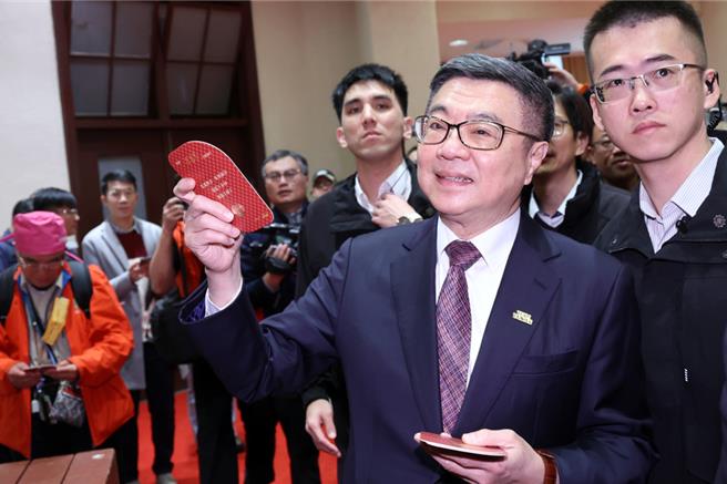 行政院长卓荣泰3日出席「行政院114年新春团拜」，整个会场空荡荡，只挂着简单的「行政院新春团拜」的布条。院长致词时跟大家道歉，今年只能徒手跟大家拜年，连简单的茶点都没了，不过我们会努力，希望端午节可以补上。（邓博仁摄）