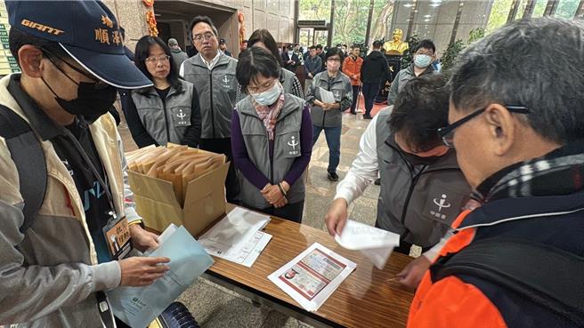 台东「挫宾行动」小组发起罢免立委黄建宾，第一阶段连署超标，今（3）日北上中选会递交1500份连署书。（挫宾行动团队提供／萧嘉蕙台东传真）