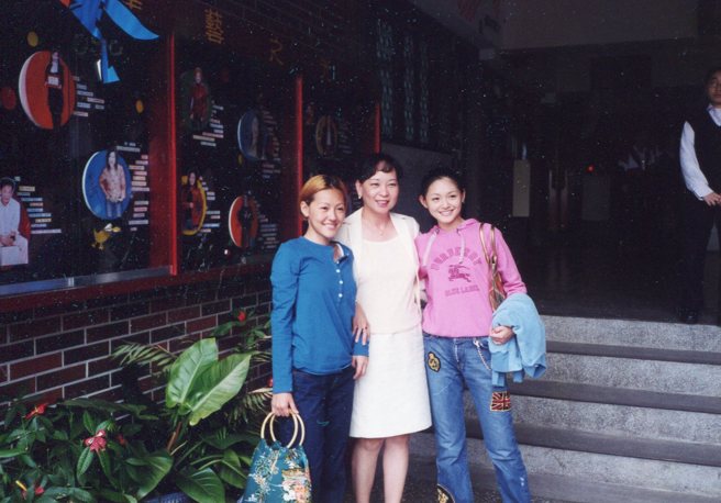 大S(图右)昔回华冈艺校拍摄广告，校长丁永庆回忆两人私下互动。（华冈艺校提供）