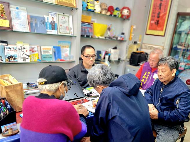 高雄民间团体发起罢免绿委许智杰、黄捷，今天新春开工日吸引人潮加入连署。（柯宗纬摄）