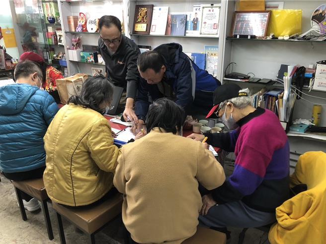 高雄民间团体发起罢免绿委许智杰、黄捷，今天新春开工日吸引人潮加入连署。（柯宗纬摄）