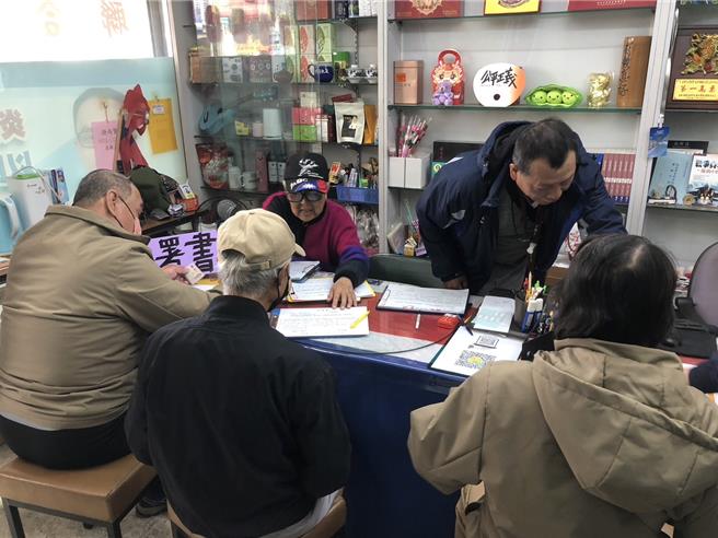 高雄民间团体发起罢免绿委许智杰、黄捷，今天新春开工日吸引人潮加入连署。（柯宗纬摄）