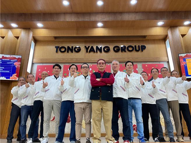 東陽總裁吳永祥（中）兌現去年業績達標承諾，頂了頭「紅頭髮」驚喜亮相。（東陽提供）