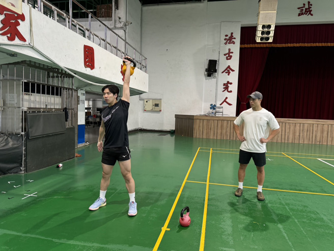 我國游泳好手王冠閎(左)進行體能訓練，積極備戰2025萊茵魯爾世大運。(照片/體育署提供)