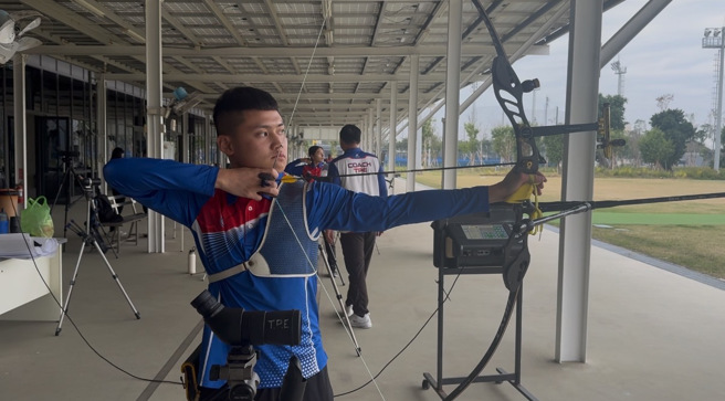 我國射箭好手湯智鈞春節期間搭配訓練計畫積極備戰2025萊茵魯爾世大運。(照片/體育署提供)