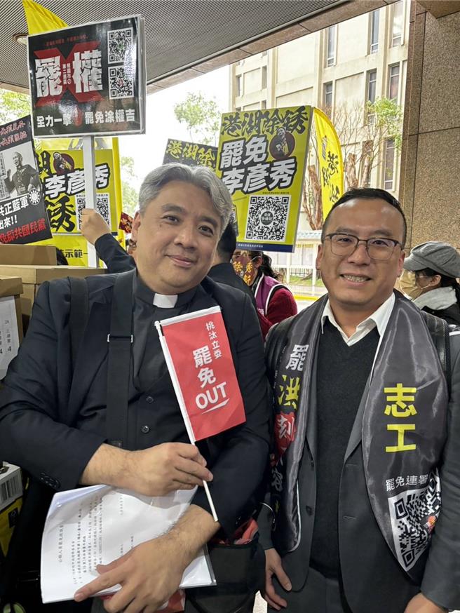 全台罢免团体3日上午9到中选会会师，「罢洪刻不容楷」领衔人方柏翔（右）也出席。（罢免洪孟楷团体提供）