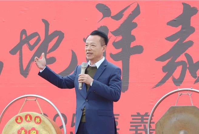 嘉义县长翁章梁期勉眾人继续「辛苦」，未来的生活一定会变得「快活」。（吕妍庭摄）