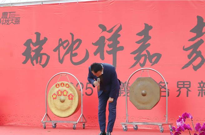 嘉义县长翁章梁向县议会团队与所有同仁鞠躬，感谢大家一年来的努力。（吕妍庭摄）